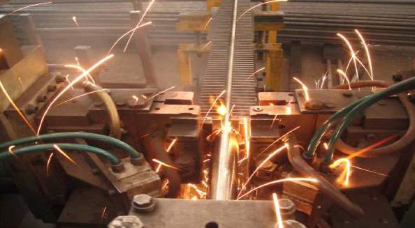 利用余熱鍋爐吸收礦熱電爐煙氣中的熱量，產(chǎn)生的飽和蒸汽作為熱源使用該系統(tǒng)投入運行后，將為有效回收礦熱爐煙氣余熱、實現(xiàn)清潔生產(chǎn)提