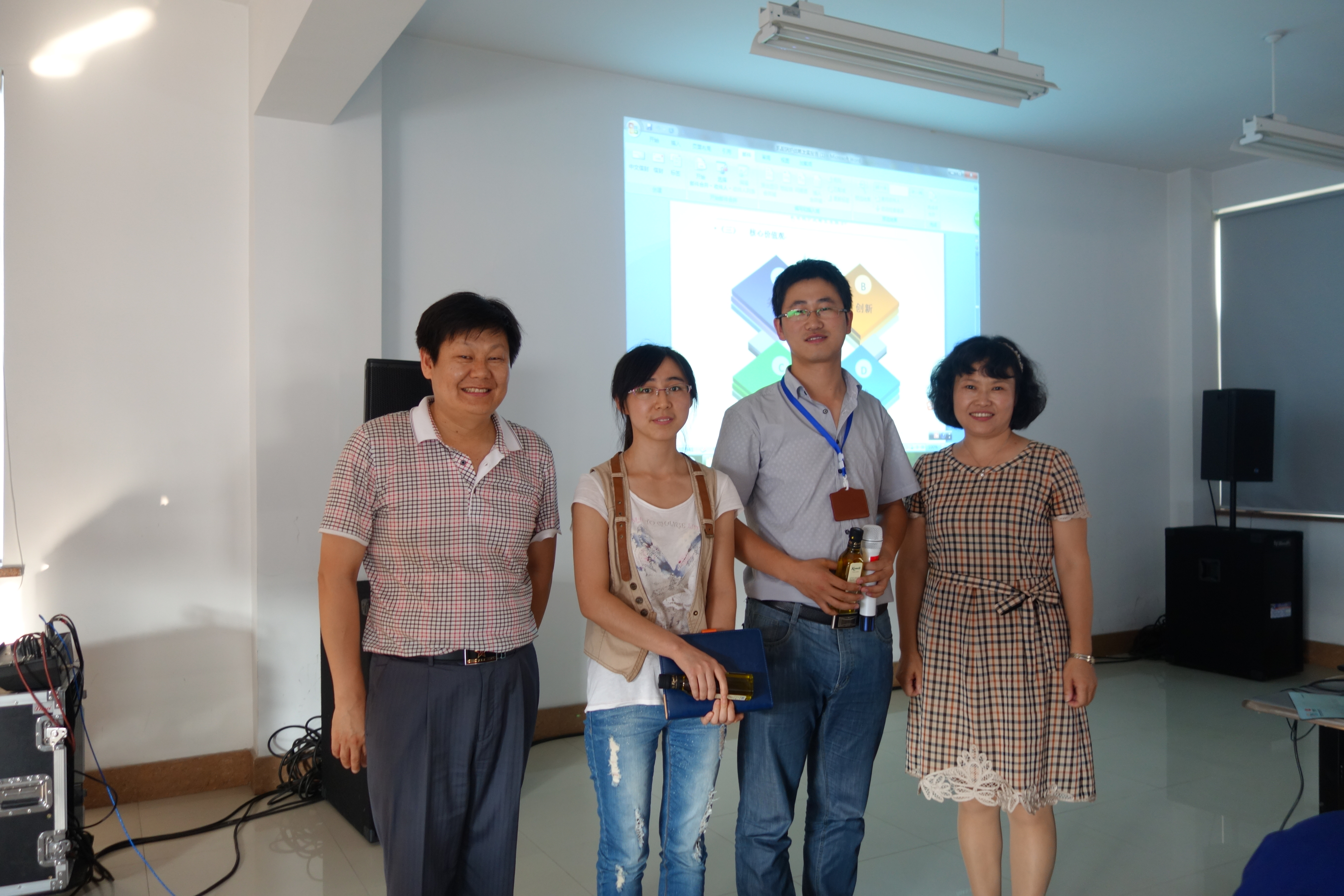 董事長郭艷總經(jīng)理王波為兩位積極發(fā)言員工頒獎(jiǎng)并合影