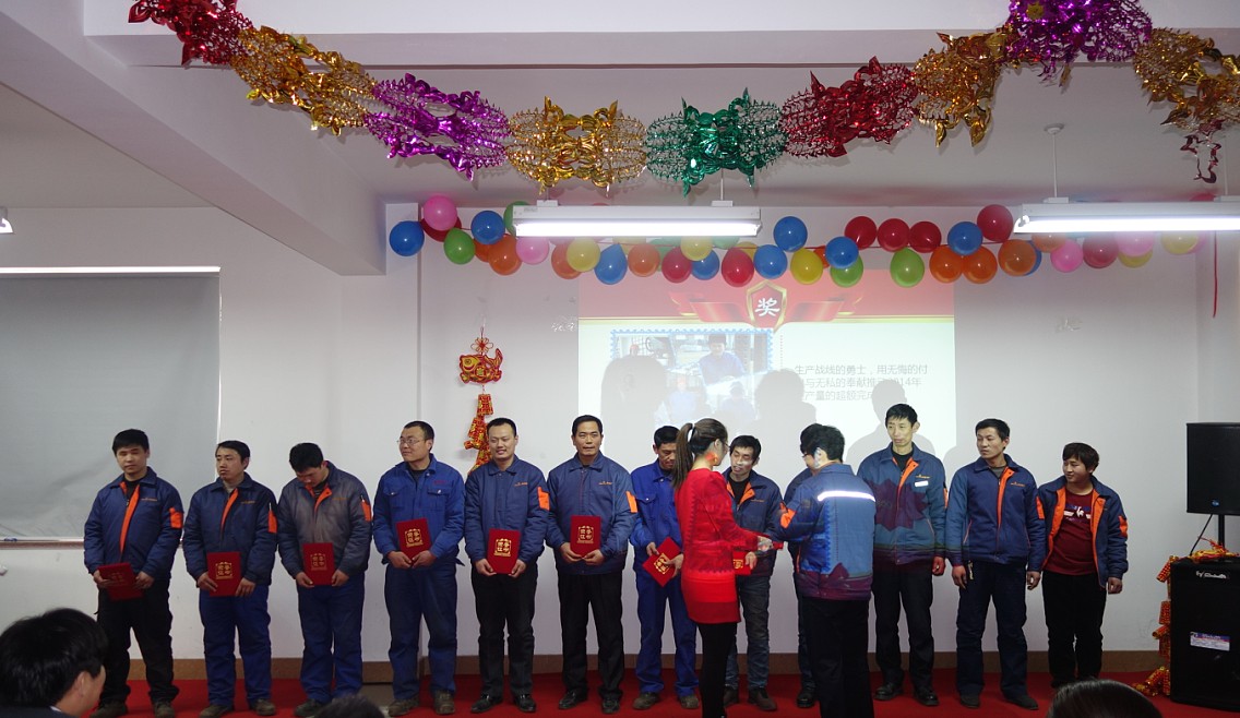 青島凱能鍋爐頒獎(jiǎng)嘉賓為獲獎(jiǎng)人員頒發(fā)證書(shū)