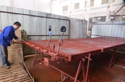 青島凱能鍋爐正在對產(chǎn)品進(jìn)行水壓試驗(yàn)