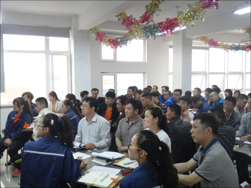 認(rèn)真學(xué)習(xí)的凱能員工